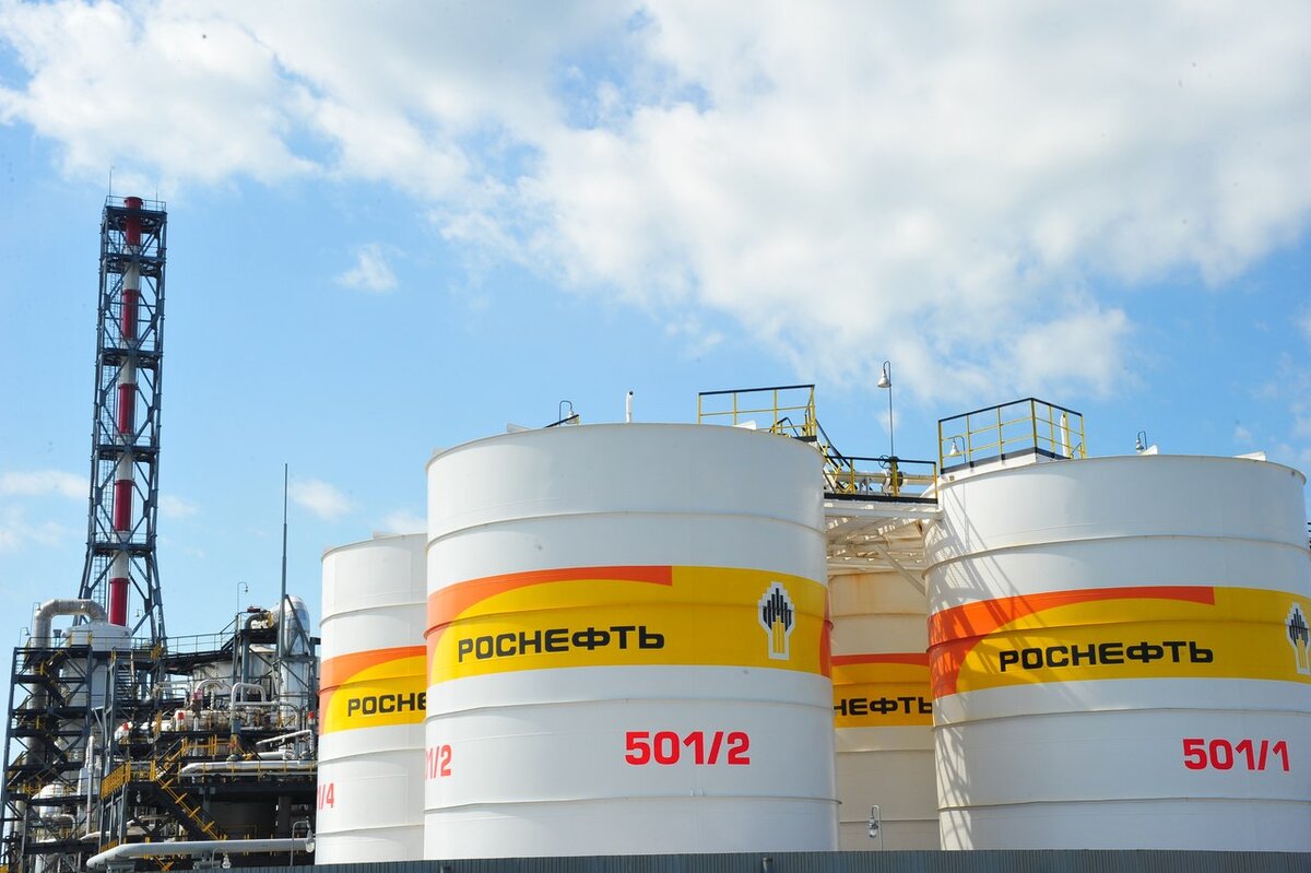 Нефтепродукты роснефть. ОАО «Сызранский нефтеперерабатывающий завод». Роснефть ПАО нефтяная компания. Нефтяные резервуары Роснефть.