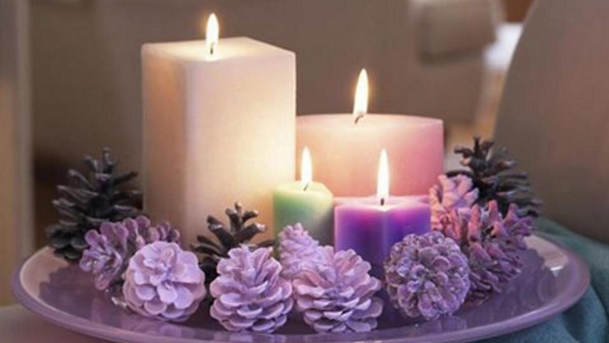 В городе сложновато с каминами и открытым пламенем. Но если поставить на подоконник несколько свечек и зажигать их хотя бы ненадолго, занимаясь рядом какими-нибудь неспешными делами (или просто глядя на огонь), можно почувствовать нечто древнее, первобытное, исконное. До дрожи настоящее.
