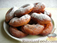 Продукты (на 8 порций) Молоко – 400 мл
Дрожжи прессованные – 25 г
Сахар – 3 ст. л.
Соль – 0,5 ч. л.
Мука – 300 г
Масло растительное для жарки – 450 мл
Пудра сахарная – 2 ст. л.