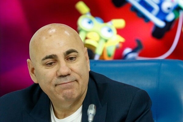 «Вам хорошо, вы там в шоколаде купаетесь, а мы в г****». Мы что ли их туда в г**** засовывали? »