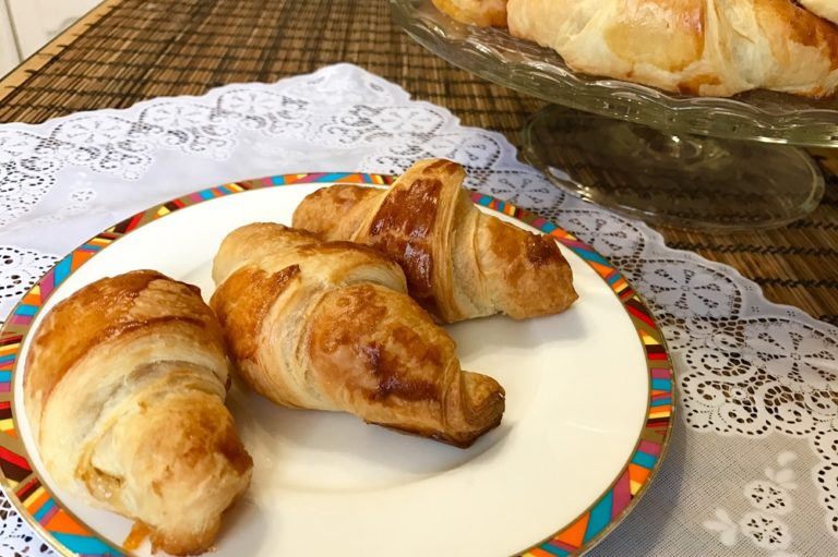 Круассаны из готового слоеного теста с маком, сахаром и курагой.