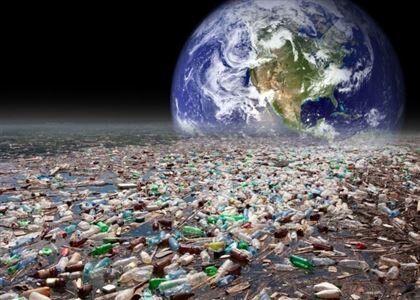 Риски для природы 
Об улучшении состояния экологии за последние пять лет россияне говорят реже (23%), чем об ухудшении (31%). Это следует из итогов опроса ВЦИОМ 15 января, посвященного экологии (имеется у РБК). В 2018 году 27% опрошенных считали, что экология ухудшается. Наиболее пессимистично россияне были настроены в 2010 году — тогда ухудшения в сфере защиты окружающей среды замечали 43% респондентов.


Ответственность за состояние экологии граждане в первую очередь возлагают на местные (30%) и региональные (23%) власти. Далее респонденты говорят об ответственности самих граждан (21%), профильных ведомств и служб (Минприроды, экополиция, МЧС и др.), федеральной власти (7%), общественных организаций и промышленных предприятий (по 3%).


10% считают, что федеральные власти много делают для решения экологических проблем, еще 36% не считают эти результаты слишком значительными. Треть респондентов, 33%, не видят практических результатов работы властей, а 15% считают, что проблемы в экологической сфере усиливаются.


Среди наиболее острых экологических проблем респонденты называют загрязнение воздуха (22%), мусорные свалки (16%), грязные реки и озера (13%), несвоевременный вывоз мусора (11%), плохое качество водопроводной воды и проблемы с озеленением парков и лесов (по 6%). Пятая часть россиян, 21%, не видят значительных экологических проблем на сегодняшний день.


О «мусорной реформе» слышали 74% респондентов, из них только 24% хорошо о ней осведомлены. По мнению опрошенных, суть реформы заключается в развитии систем сортировки мусора (27%), повышении тарифов (19%) и создании «Единого регионального оператора» (7%). Более половины (58%) россиян довольны ситуацией с утилизацией бытового мусора в своих населенных пунктах. Противоположного мнения придерживаются 38%.
