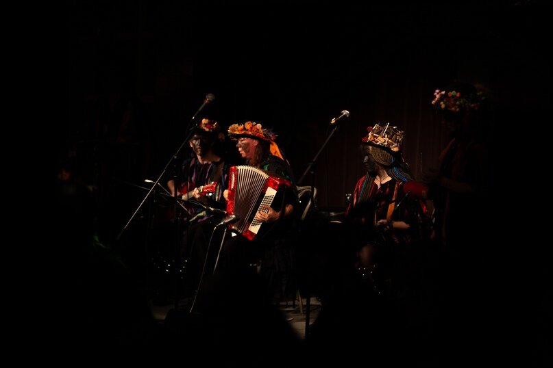      Музыканты российской моррис-команды Happy Kelpie исполняют английский фолк на концерте в Санкт-Петербурге. Фото Дмитрия Ширского. 