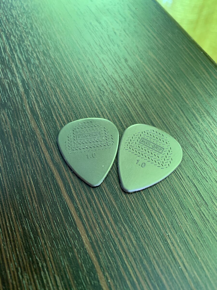 Слева поигранный, справа новый