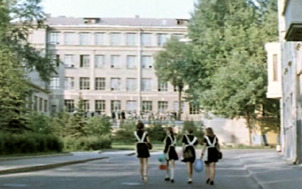 Старшеклассники в «Школьном вальсе» учатся в школе в окрестностях Патриарших прудов, Кадр из фильма.