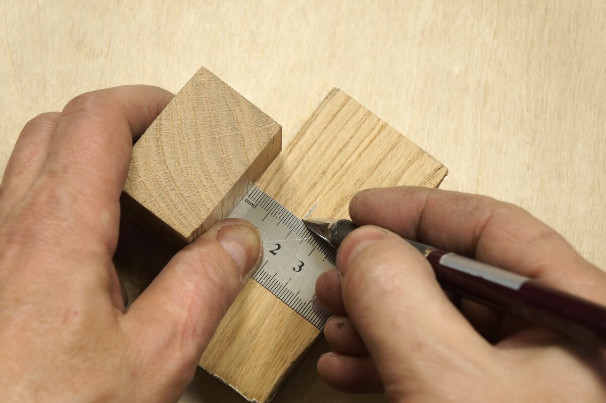Точные измерения и разметка деталей - это обязательные действия при изготовление любого изделия из дерева.