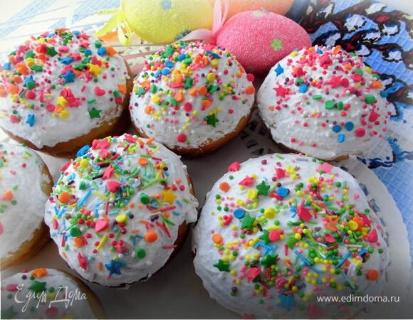 ОПИСАНИЕ Обычно в нашей семье пасхами всегда занимается мама, мы с сестрой только украшаем. Максимум, что я делала - выкладывала тесто в формочки и выпекала. Но в этом году мне захотелось самой взять весь процесс приготовления в свои руки (но под маминым контролем) и сделать пасхи по маминому рецепту. Кстати, она его придумала сама, взяв за основу рецепт бриошей и изменив его. Это тесто получается всегда и у всех (проверено не только нашей семьей). И в итоге мы имеем очень вкусные и мягкие куличи. Честное слово, вкуснее я еще нигде не пробовала! P.S. рецепт несложный, я просто расписала очень подробно, чтобы все было понятно.