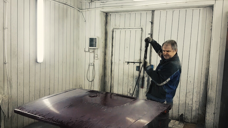 Полный размер
Далее сушим и сносим покрытие до металла, так как деталь была окрашена на транспортировочный грунт и материал на ней не держался, используем для этой цели полировалку, мягкую подошву и круг Kovax MAXCUT P80.