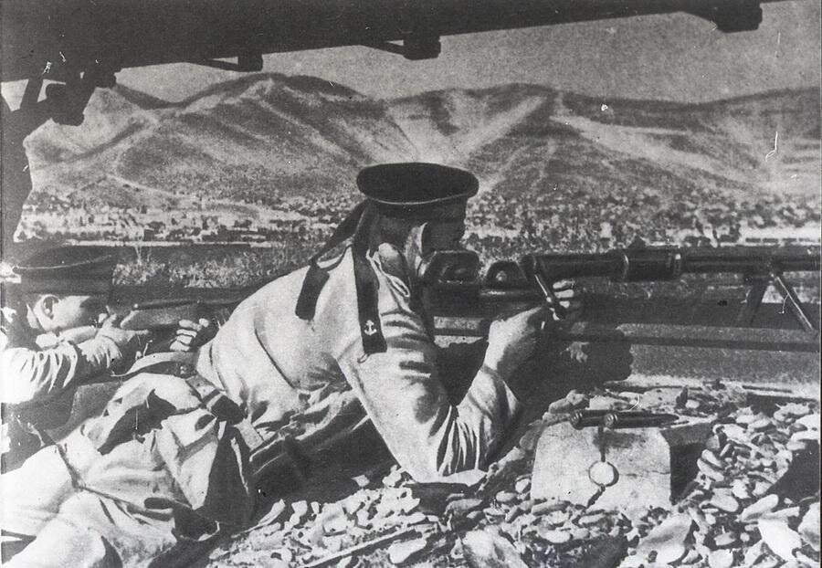 Десантники под прикрытием железнодорожной насыпи. Малая земля  Фото: сайт  http://nvrsk-kostomarovo.ru