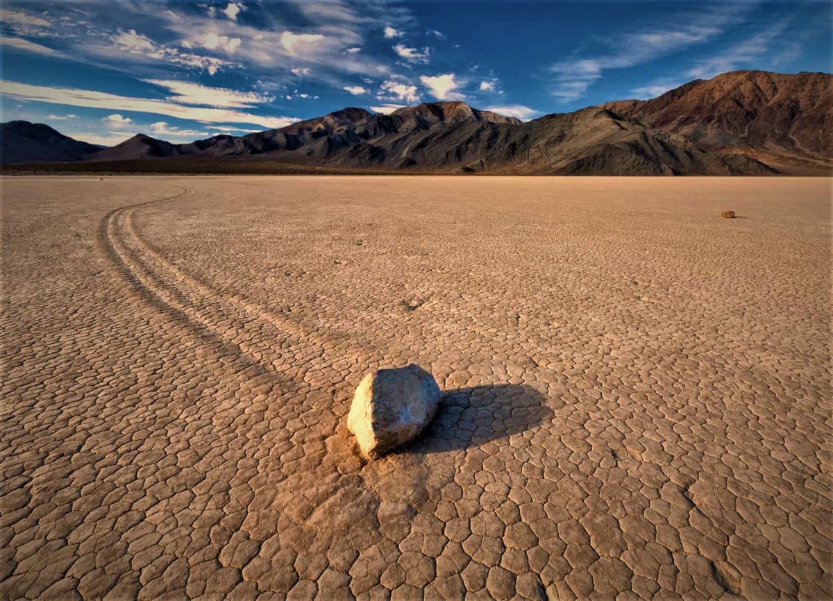 Странное движение камней по высохшему дну