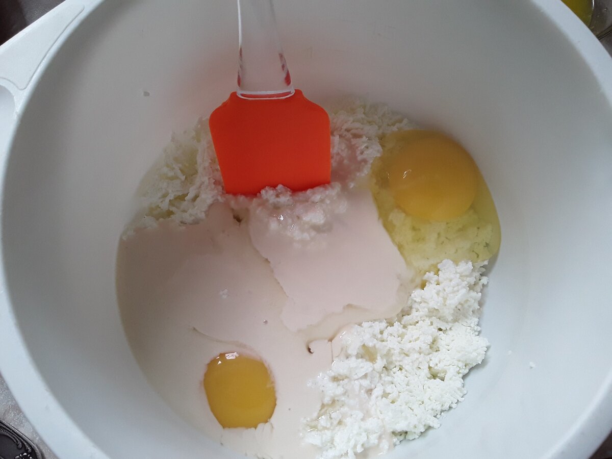 я всегда перетираю творог, так изделия получаются более воздушными и нежными