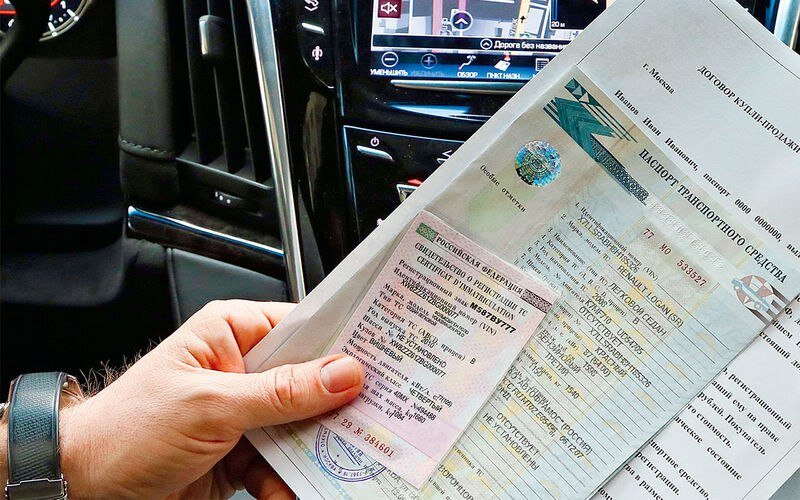 Нелады с документами необязательно результат криминала, но в любом случае следует быть осторожным. Я считаю, что в этом случае лучше отказаться от покупки, чем испытывать судьбу. Даже со скидкой.