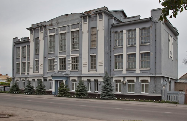 Рис. 1. Здание Усманского педагогического колледжа в 2015 году.