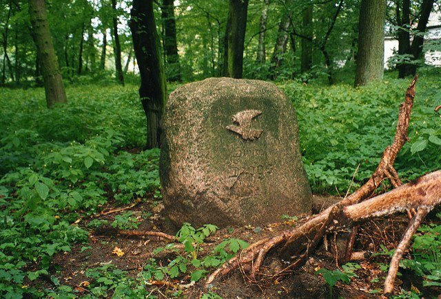 Старинный надгробный камень