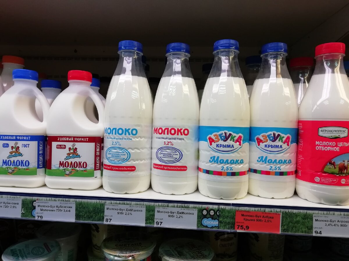 Молоко на разный вкус. И каждого производителя есть йогурты, ряженка, кефир и даже моцони.