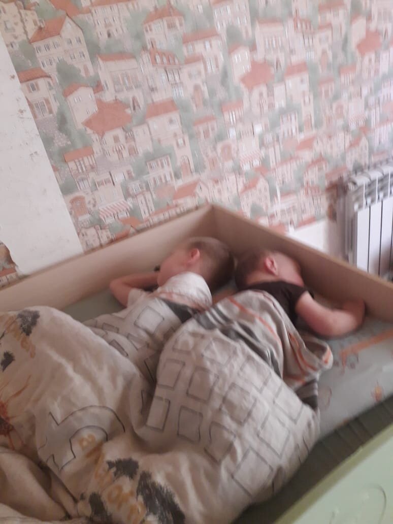 Сева решил лечь спать со Славой