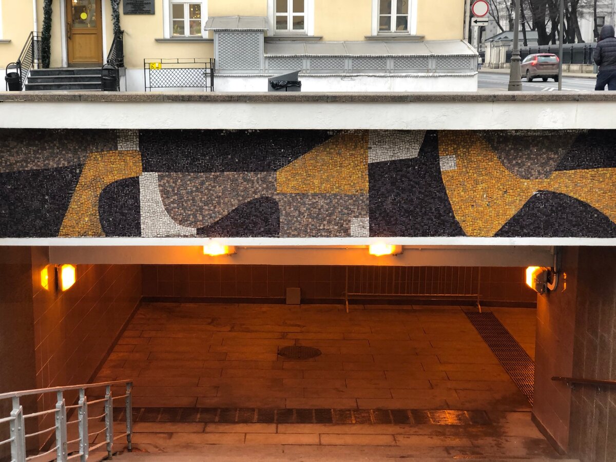 Мозаика на подземном переходе через улицу Воздвиженка