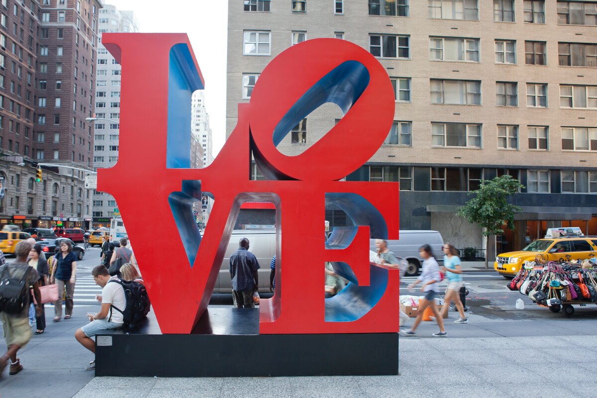 Cкульптура LOVE в Нью-Йорке Photo by Reno Laithienne on Unsplash