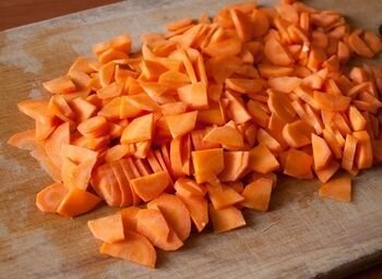     Чеснок и морковь очищаем от кожуры и тщательно промываем. Острым ножом крошим чеснок на мелкие квадратики, а морковь нарезаем тонкими ломтиками. Кусочек имбиря также очищаем и хорошо моем под проточной водой. Из двух лаймов нужно выжать сок. Сделать это можно при помощи соковыжималки или вручную, разрезав цитрусовый фрукт на 4 части и поочередно сдавливая пальцами каждую дольку в чашку или в мисочку.   