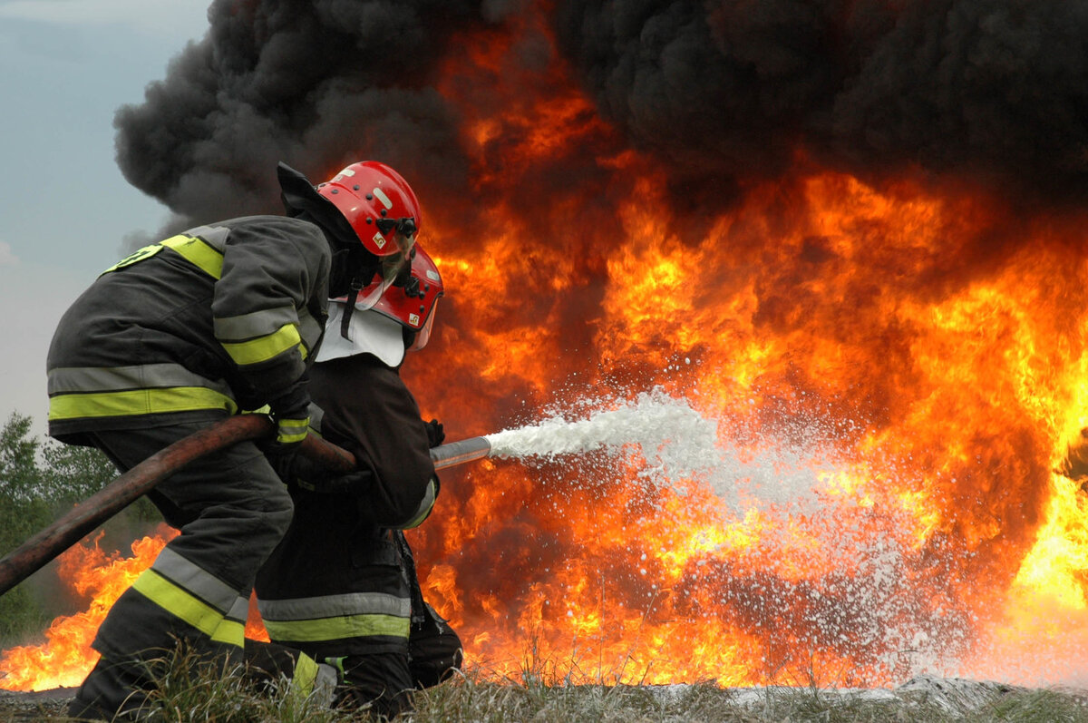    Возгорание произошло 19 мая в хозяйственных постройках частного дома в Сочи. Прибывшие пожарные ликвидировали пожар. В тушении принимали участие 18 пожарных и четыре единицы техники.