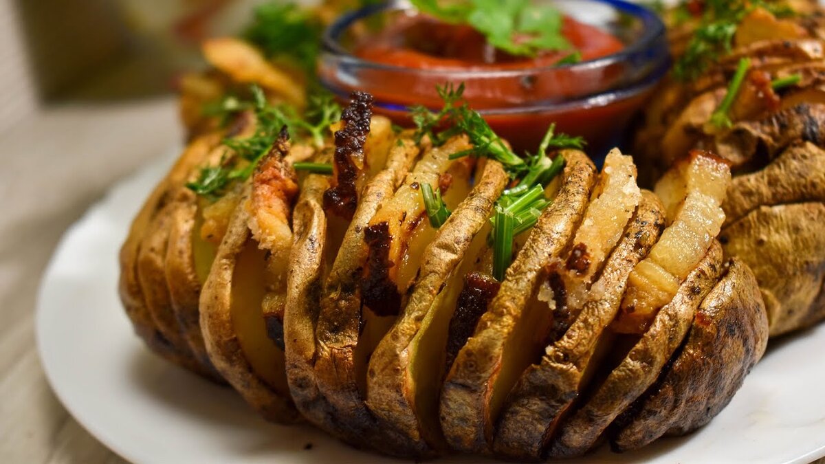 Картошка-гармошка, запеченная с беконом и ароматными травами