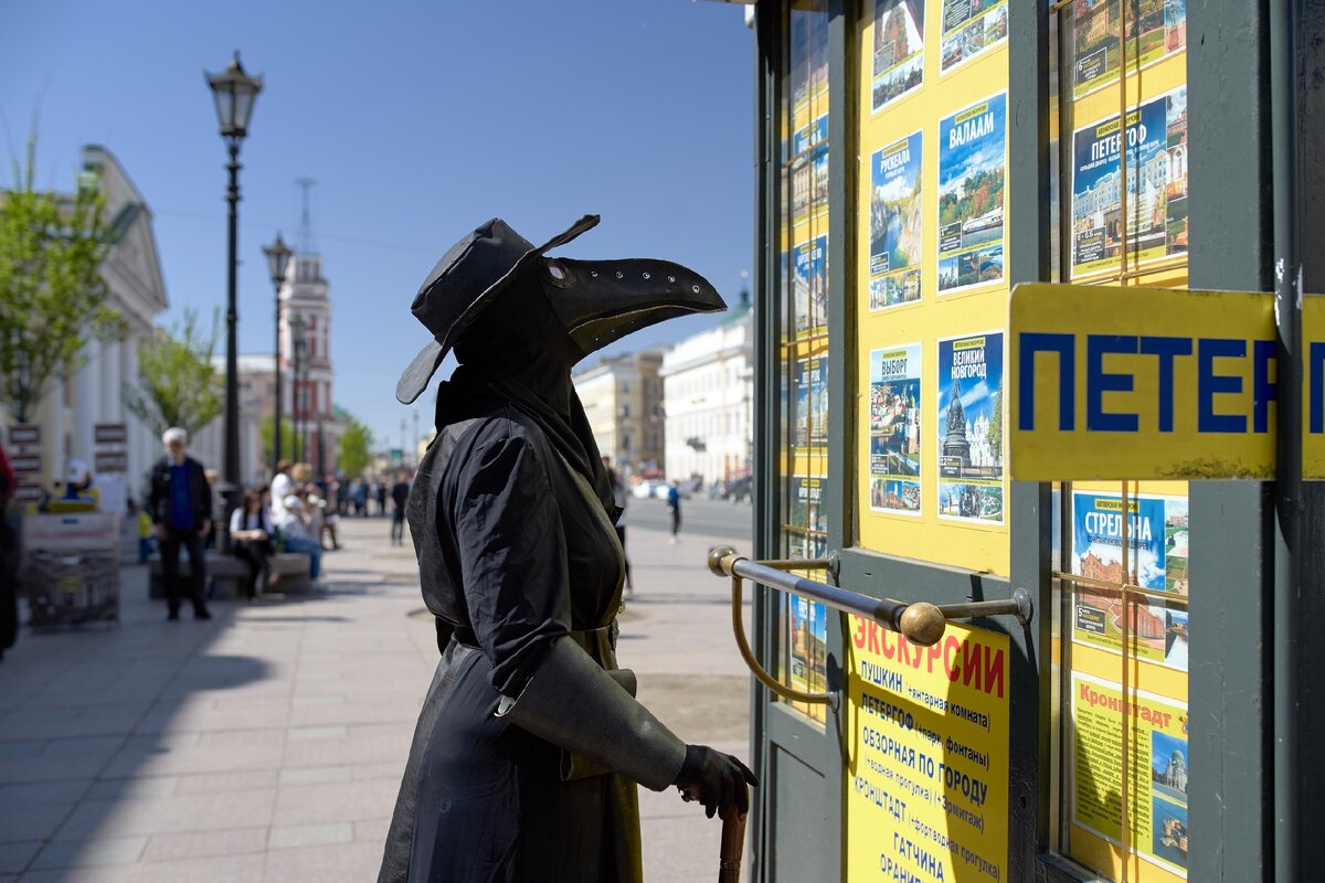 "Как часто возникает ощущение одиночества посреди большого города, где никому нет дела до вашей жизни? Люди проходят мимо, занятые собственными мыслями, проблемами и гаджетами.  Город задает быстрый темп, мы торопимся жить, не оглядываясь по сторонам. Одиночество в толпе — синдром мегаполиса."                        Отсюда и сформировалось название очередной фотопрогулки в мае 2019 года - "Синдром мегаполиса" 