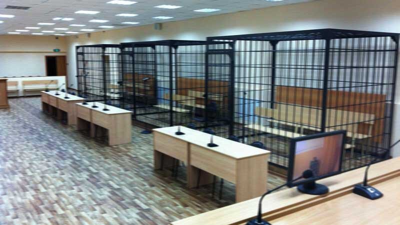 Мало кто жаждет оказаться внутри этих клеток, выполняя служебные задачи. 