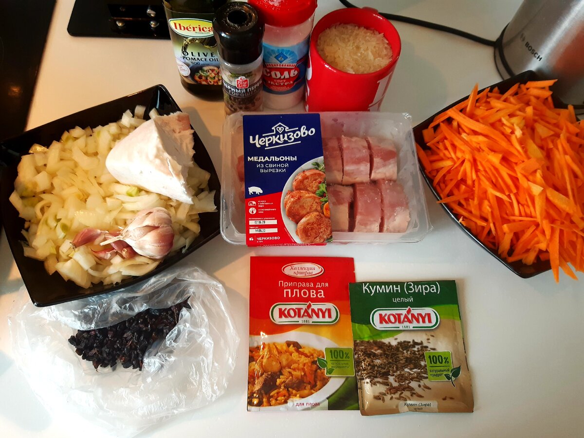 Продукты: свинина, курдюк бараний, лук, рис, морковь, чеснок, соль, перец, зира, барбарис и специи для плова ( они придадут нам цвет и раскроют аромат специй)