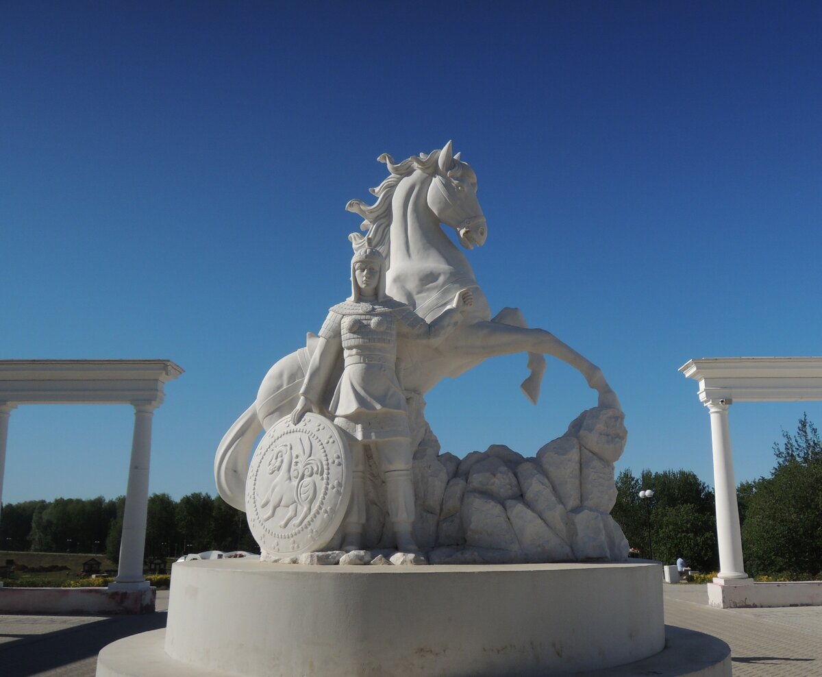 Новая скульптура на входе в старый парк. "Амазонка Барспит", вероятно, непосредственно относящаяся к истории Чувашии в чьей-то голове. Фото автора