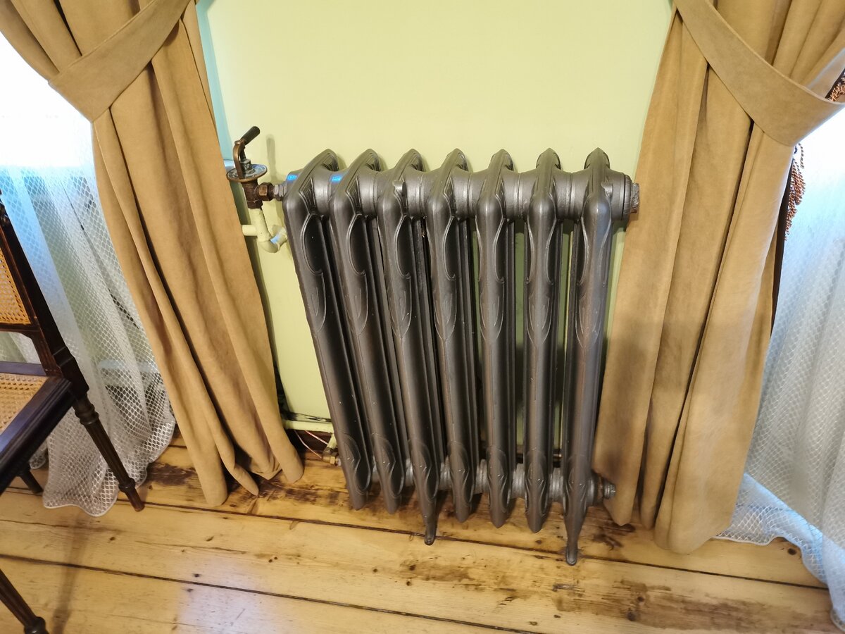 Чугунная батарея весом 200 кг. Не удивительно, что она не подвешена на стене, а стоит на полу