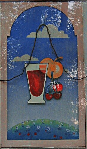 Композиция за витриной напоминает о далёких 80-х