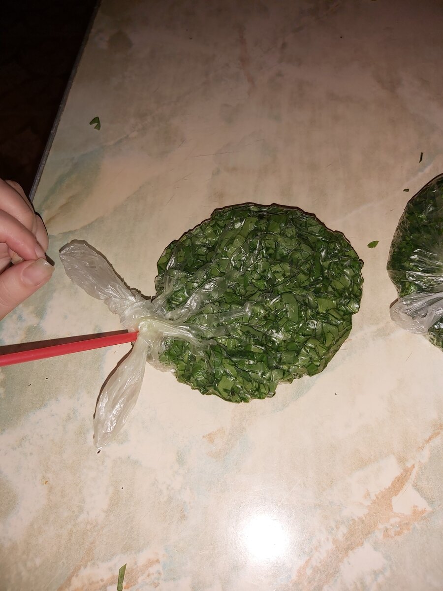 На фото процес вакуумирования с помощью трубочки.