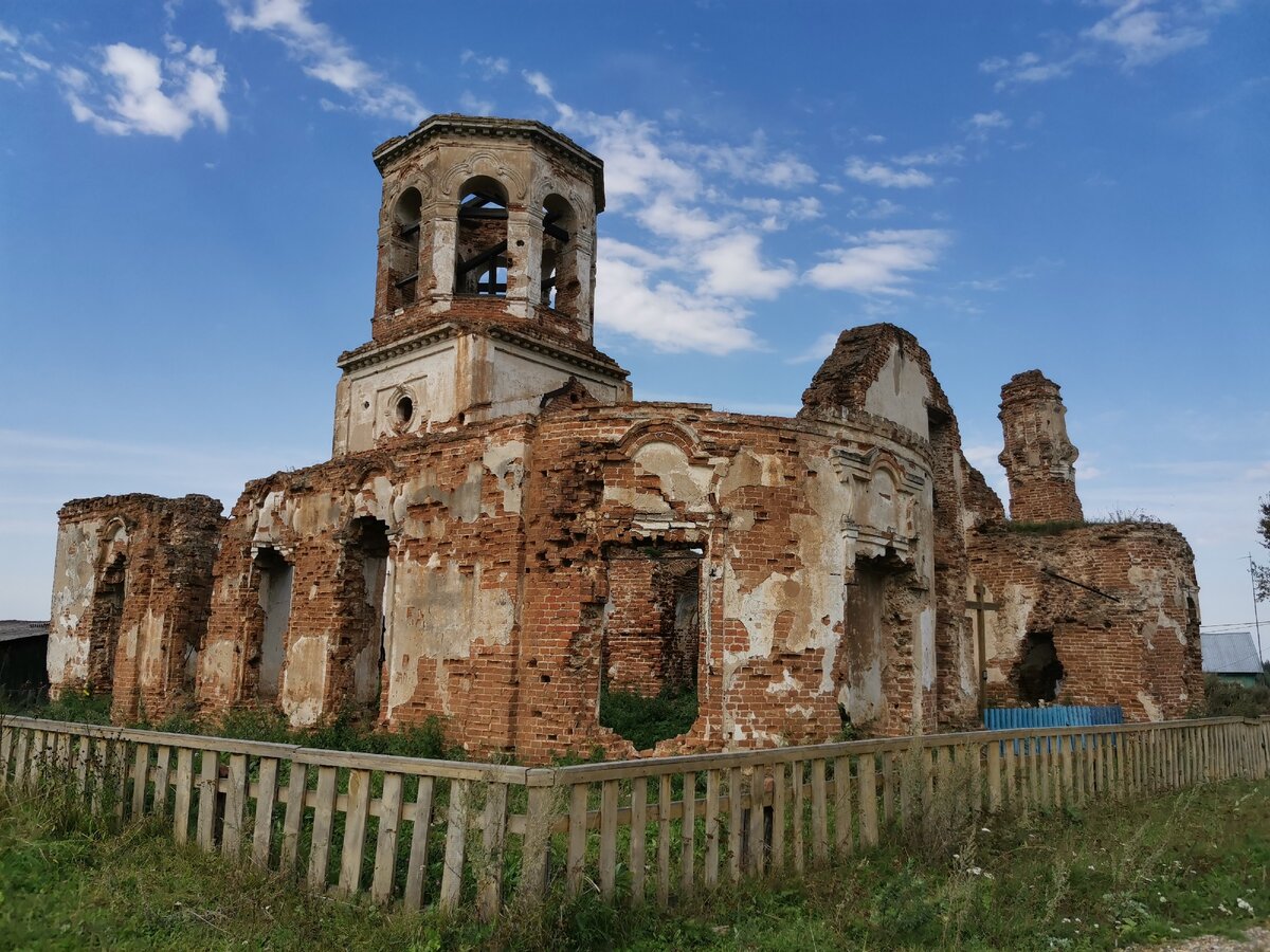 Виды церкви снаружи.