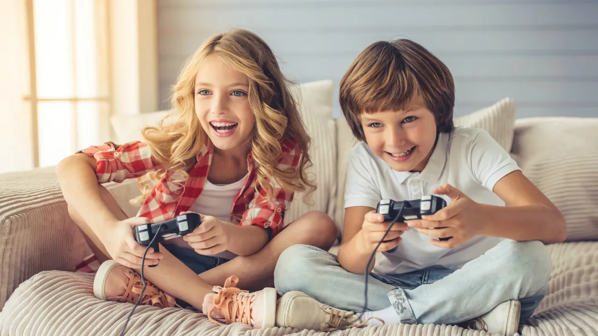 Play phone. Дети играющие в Видеоигры. Ребенок играющий в приставку. Мальчик играющий в приставку. Мальчик и девочка играют в приставку.