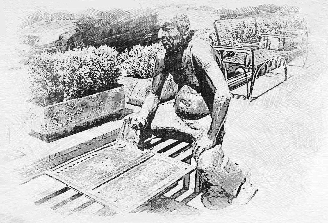 памятник игроку в нарды в центре Еревана на улице Геворга Кочара