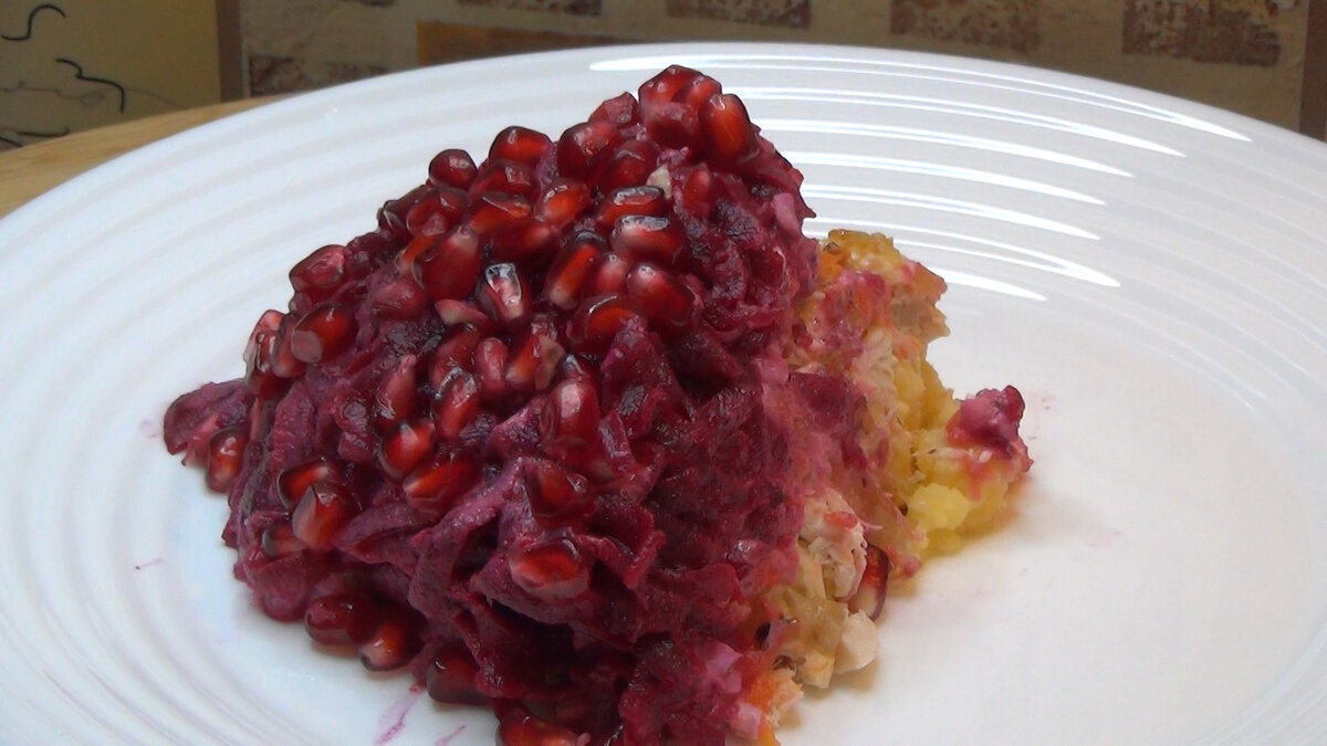 Готовим вместе вкуснейшие  обеды и ужины! И сегодня у нас на столе гранат ..ммм что бы приготовить из него? Точно, мне же сестричка шепнула рецепт! ну а я расскажу вам. Сегодня делаем слоенный салатик на четыре порции. Предлагаю вместе приготовить и посмотреть  что из этого получится) Приступаем