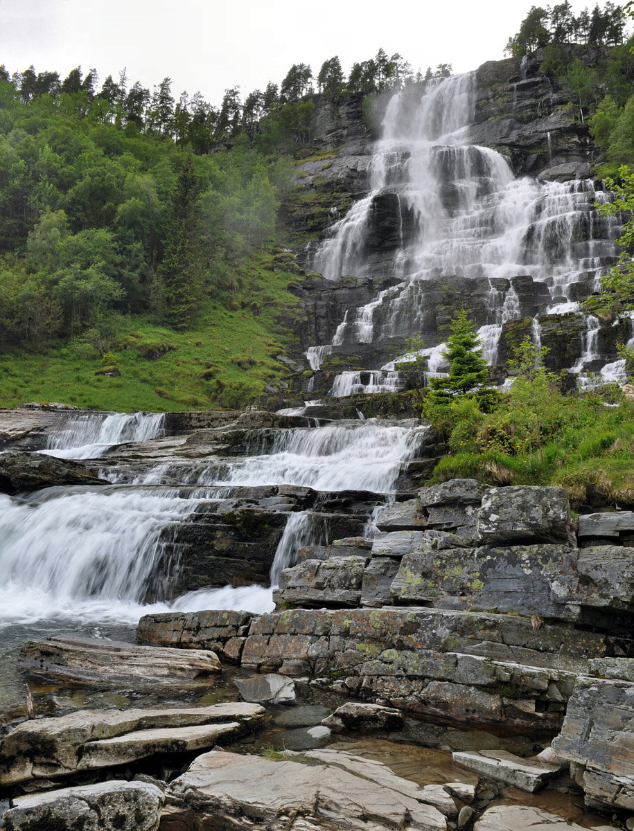 Водопад Твиндефоссен (Tvindefossen Waterfall)