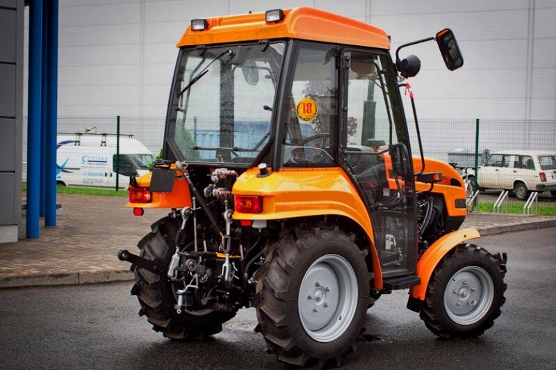 Трактор Пронар-320АМ, вид справа-сзади