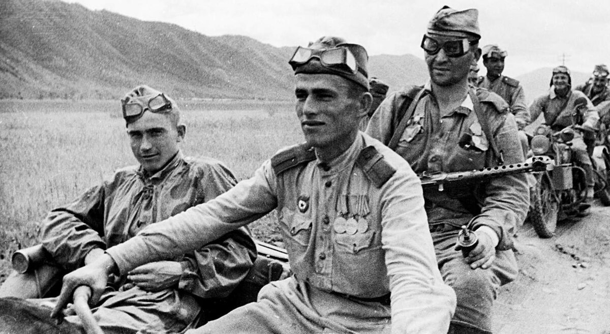 Фотография - пример того, как выглядели советские мотоциклисты после введения погон