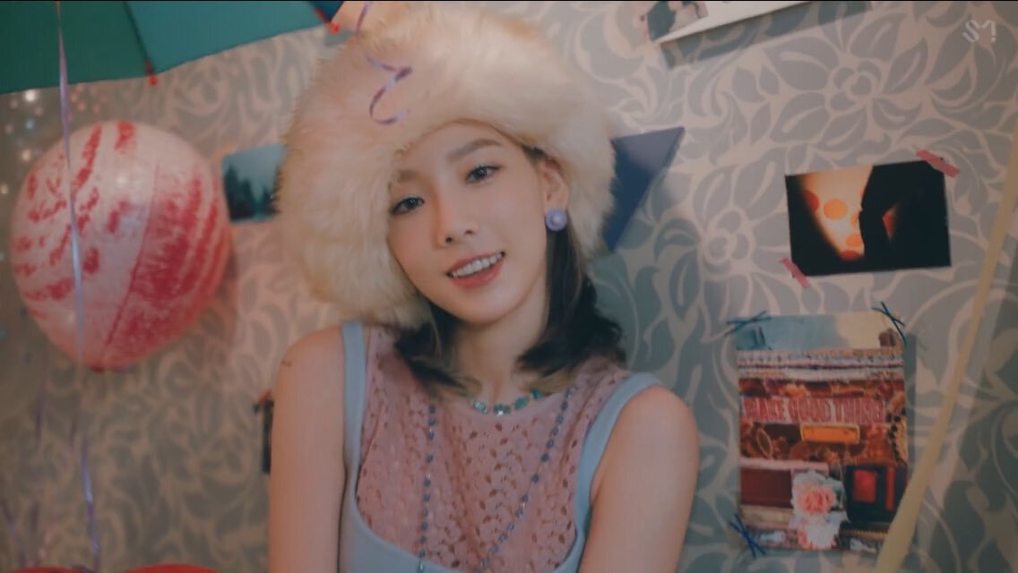 кадр из клипа What Do I Call You, TAEYEON, S.M. Entertainment