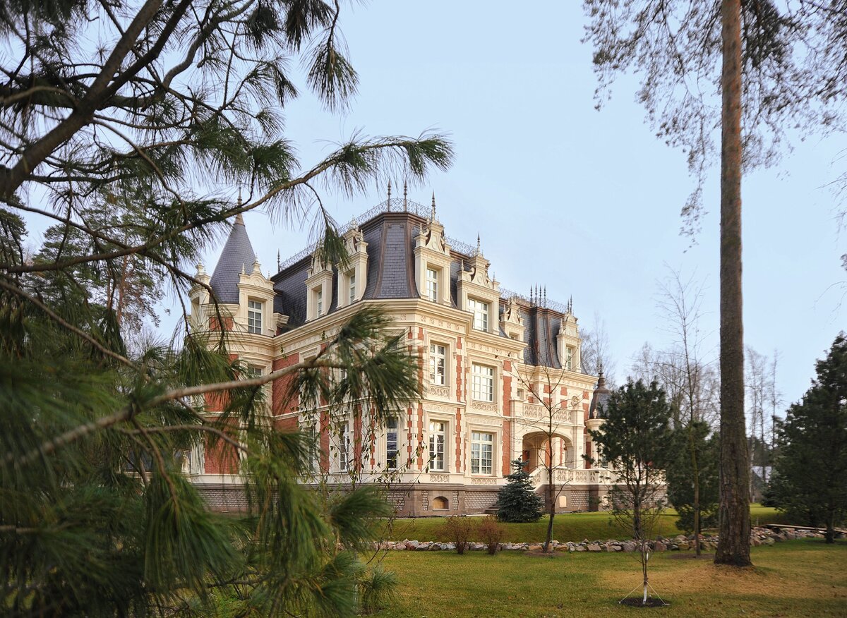 Шато "Рыцарский замок". Проект и строительство ООО "Роскошные дома". Санкт-Петербург .