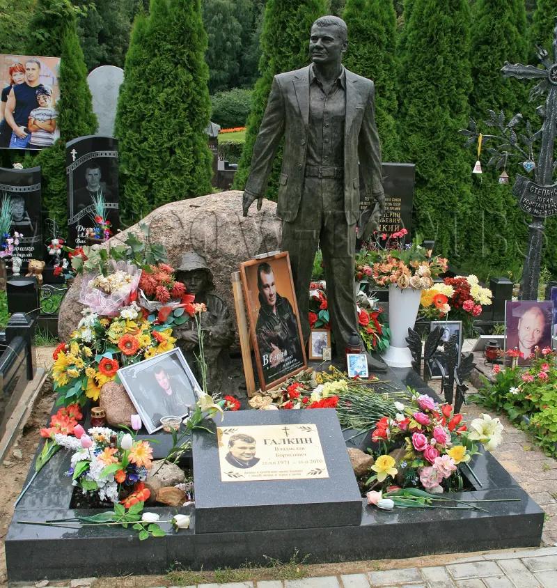 Могила Владислава Галкина, находящаяся на Троекуровском кладбище.