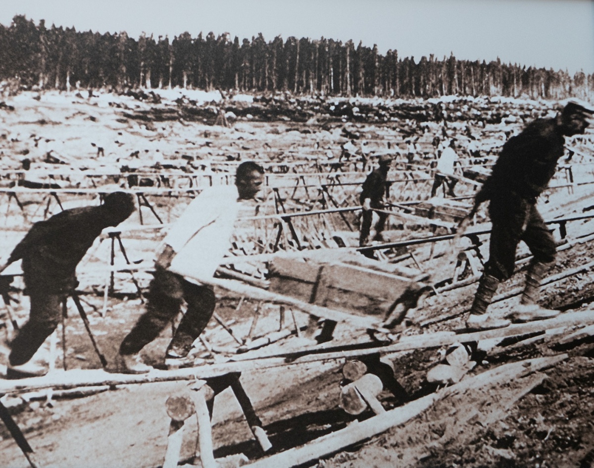 При сооружении Беломоро-Балтийского канала, по оценке Солженицына, погибло 250 тысяч человек. Историки считают, что меньше - несколько десятков тысяч