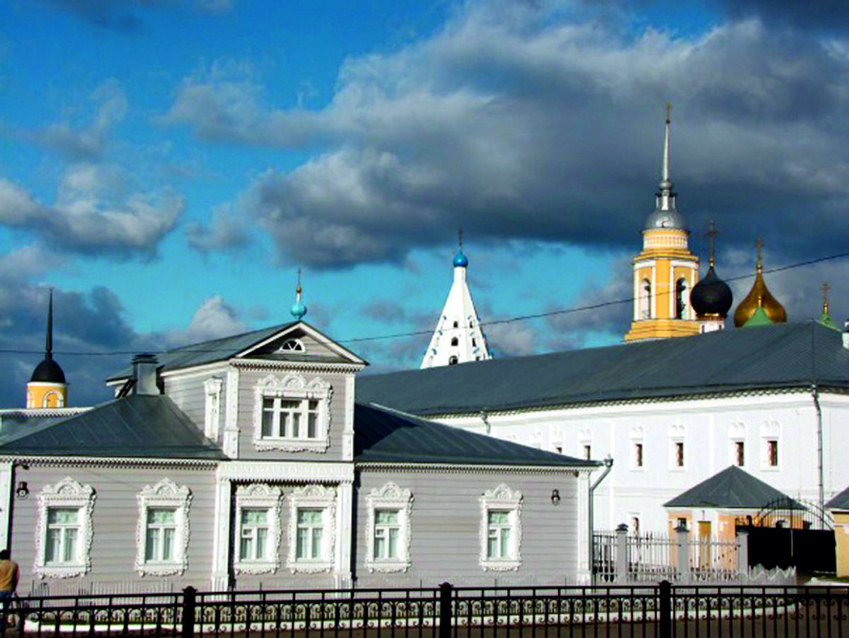 Старая Коломна - резные окна и твердь монастырских стен. Фото автора.