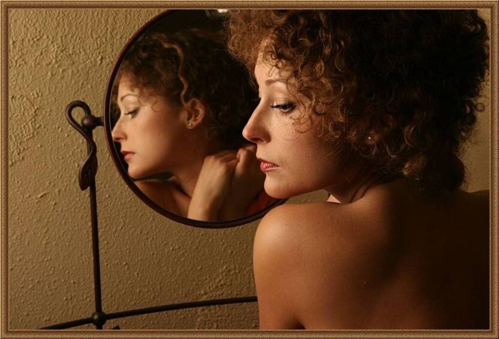 Женщина в зеркале содержание чем закончится. Женщина передхеркалом. Женщина в зеркале. Зеркало. Красивая женщина у зеркала.