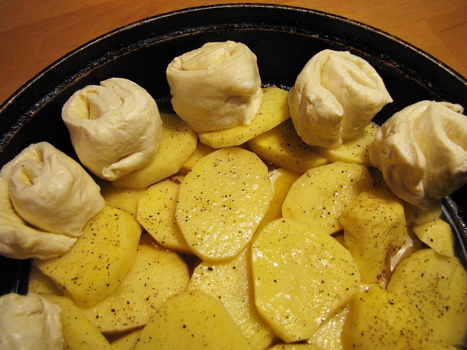 Немецкое с тестом картошкой. Штрудель с картошкой. Штрудель с мясом и картошкой. Штрудель с капустой. Штрудель я картошкой.