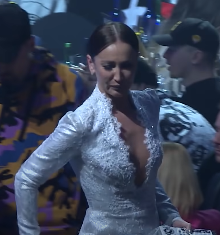 Ольга Бузова уходит со сцены, едва сдерживая слёзы