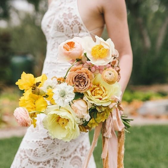 Пример свадебного букета в желтом цвете, выполненном в стиле омбре.