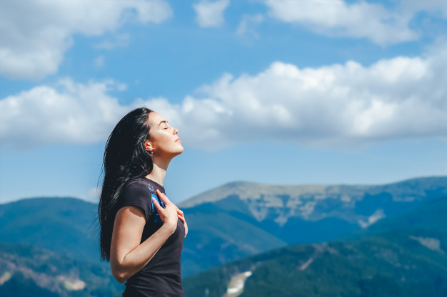 https://ru.freepik.com/premium-photo/brunette-girl-on-the-top-of-the-mountain-enjoying-fresh-air_4422372.htm#query=%D0%B4%D1%8B%D1%85%D0%B0%D0%BD%D0%B8%D0%B5&position=25