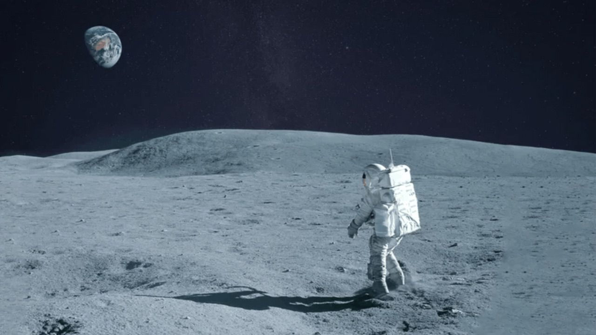 Астронавт идёт по лунной поверхности. 